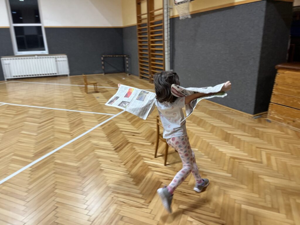 Pohybová hra s novinami